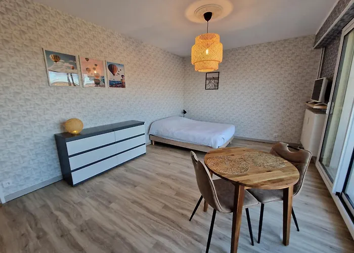 Avenue De Champagne *